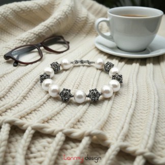 Big pearl bracelet with silver bomb beads